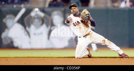 San Francisco Giants' Ray Durham lancia la palla al primo sul singolo rasoterra dalla distanza da St. Louis Cardinals' Adam Wainwright nella quinta inning del loro gioco MLB di AT&T Park di San Francisco, California, giovedì 10 aprile, 2008. (Ray Chavez/Oakland Tribune) Foto Stock