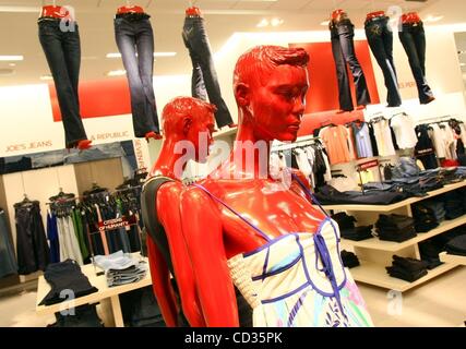 Apr 11, 2008 - Palm Beach, Florida, Stati Uniti d'America - Il signore denim dipartimento di recentemente ampliato e ristrutturato, Saks Fifth Avenue store nel centro commerciale Gardens venerdì. (Credito Immagine: Â© Richard Graulich/Palm Beach post/ZUMA Premere) Restrizioni: * USA Tabloid diritti * Foto Stock