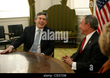 Il Premier britannico Gordon Brown visite sindaco Michael Bloomberg presso il municipio di oggi. Photo credit: Mariela Lombard/ ZUMA premere. Foto Stock