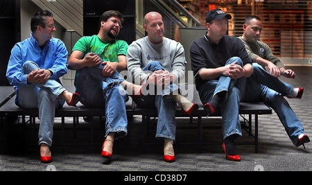 JIM GEHRZ Ã¯ jgehrz@startribune.com Burnsville/Aprile 19, 2008/8:30AM] Amici (l a r) David Claxton, Matt settimane, Scott Halverson, Ciad Schak e Mike Jandro, tutti dall'area Faribault, modellato scarpe con i tacchi alti per una fotografia dopo che essi avevano partecipato nel camminare un miglio nelle scarpe caso hel Foto Stock