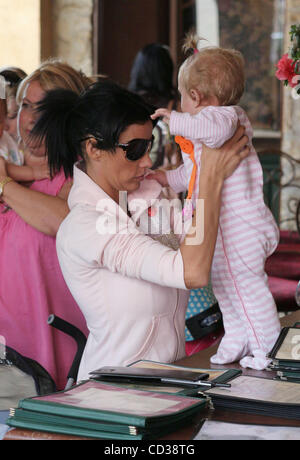 Los Angeles, 2008-4-19 / KATIE PRICE E PETER ANDRE shopping con la loro figlia PRINCESS TIAAMII (credito Immagine: © Laguna Immagini/ZUMA Press) Foto Stock