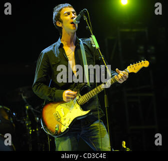 Apr 25, 2008 - Indio, California, Stati Uniti d'America - musicista Richard Ashcroft della banda la Verve suona dal vivo come parte del 2008 Coachella Valley Music e Arts Festival che si svolge all'Impero Polo campo situato in Indio. I tre giorni del festival si richiamano migliaia di appassionati di vedere i musicisti Foto Stock