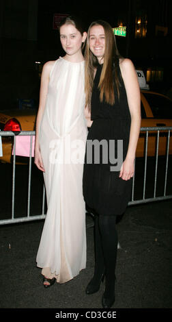 Apr 25, 2008 - New York, NY, STATI UNITI D'AMERICA - Modelli MICHELLE BABIN e AMANDA BABIN presso la New York premiere di "dall'interno" tenutasi presso l'AMC XIX teatro di strada durante il 2008 Tribeca Film Festival. (Credito Immagine: © Nancy Kaszerman/ZUMA Press) Foto Stock