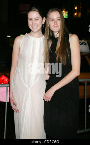 Apr 25, 2008 - New York, NY, STATI UNITI D'AMERICA - Modelli MICHELLE BABIN e AMANDA BABIN presso la New York premiere di "dall'interno" tenutasi presso l'AMC XIX teatro di strada durante il 2008 Tribeca Film Festival. (Credito Immagine: © Nancy Kaszerman/ZUMA Press) Foto Stock