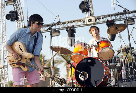 Apr 26, 2008 - Indio, California, Stati Uniti d'America - cantante / chitarrista EZRA KOENIG e il batterista CHRIS TOMSON della band Vampire Weekend si esibisce dal vivo come parte del 2008 Coachella Valley Music e Arts Festival che si svolge all'Impero Polo campo situato in Indio. I tre giorni del festival sarà attrarre Foto Stock