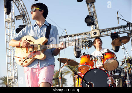 Apr 26, 2008 - Indio, California, Stati Uniti d'America - cantante / chitarrista EZRA KOENIG e il batterista CHRIS TOMSON della band Vampire Weekend si esibisce dal vivo come parte del 2008 Coachella Valley Music e Arts Festival che si svolge all'Impero Polo campo situato in Indio. I tre giorni del festival sarà attrarre Foto Stock