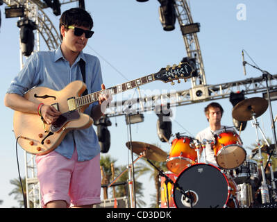 Apr 26, 2008 - Indio, California, Stati Uniti d'America - cantante / chitarrista EZRA KOENIG e il batterista CHRIS TOMSON della band Vampire Weekend si esibisce dal vivo come parte del 2008 Coachella Valley Music e Arts Festival che si svolge all'Impero Polo campo situato in Indio. I tre giorni del festival sarà attrarre Foto Stock