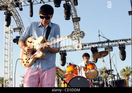 Apr 26, 2008 - Indio, California, Stati Uniti d'America - cantante / chitarrista EZRA KOENIG e il batterista CHRIS TOMSON della band Vampire Weekend si esibisce dal vivo come parte del 2008 Coachella Valley Music e Arts Festival che si svolge all'Impero Polo campo situato in Indio. I tre giorni del festival sarà attrarre Foto Stock