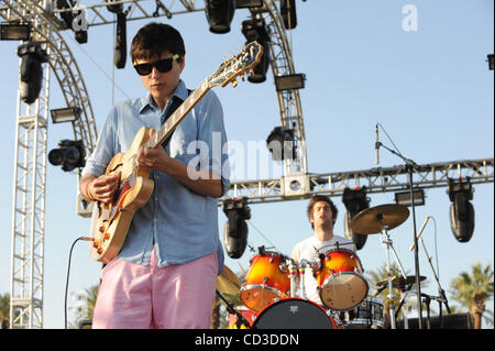 Apr 26, 2008 - Indio, California, Stati Uniti d'America - cantante / chitarrista EZRA KOENIG e il batterista CHRIS TOMSON della band Vampire Weekend si esibisce dal vivo come parte del 2008 Coachella Valley Music e Arts Festival che si svolge all'Impero Polo campo situato in Indio. I tre giorni del festival sarà attrarre Foto Stock