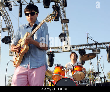 Apr 26, 2008 - Indio, California, Stati Uniti d'America - cantante / chitarrista EZRA KOENIG e il batterista CHRIS TOMSON della band Vampire Weekend si esibisce dal vivo come parte del 2008 Coachella Valley Music e Arts Festival che si svolge all'Impero Polo campo situato in Indio. I tre giorni del festival sarà attrarre Foto Stock