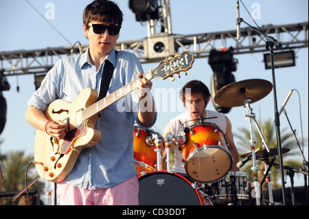 Apr 26, 2008 - Indio, California, Stati Uniti d'America - cantante / chitarrista EZRA KOENIG e il batterista CHRIS TOMSON della band Vampire Weekend si esibisce dal vivo come parte del 2008 Coachella Valley Music e Arts Festival che si svolge all'Impero Polo campo situato in Indio. I tre giorni del festival sarà attrarre Foto Stock