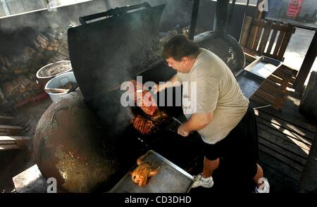 Apr 26, 2008 - Hobe Sound, Florida, Stati Uniti d'America - CW's BBQ a 11150 E.S. Autostrada Federale in Hobe Sound. Proprietario Chris Collins ha eseguito il CW da questa posizione dal 1992. Qui, Collins controlli su un rack di nervature e di altre carni al fumatore di grandi dimensioni dietro il suo ristorante. (Credito Immagine: Â© David Spencer/Palm Beac Foto Stock