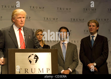 Donald Trump con bambini Ivanka, Donald Jr e Eric Trump indirizzi conferenza stampa del giorno di apertura al Trump International Hotel & Tower Chicago Foto Stock