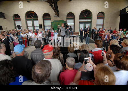 28 Aprile 2008: Candidato presidenziale democratico il senatore Hillary Rodham Clinton parla ai tifosi lunedì 28 aprile 2008 durante la campagna stop alla storica stazione di Salisbury in Salisbury, North Carolina. Sean Meyers/ZUMApress Foto Stock