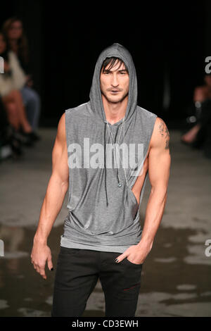 Apr 28, 2008 - Sydney, Australia - un modello sulla pista durante la Trimapee Primavera/Estate collezione 2008-2009 mostra a Rosemount Australian Fashion Week di Sydney. (Credito Immagine: © Marianna giorno Massey/ZUMA Press) Foto Stock