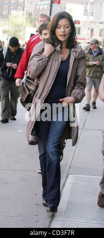 Apr 29, 2008 - New York, NY, STATI UNITI D'AMERICA - attrice Catherine Zeta-JONES film il suo nuovo film 'L' di rimbalzo nel Meatpacking District. (Credito immagine: Foto Stock