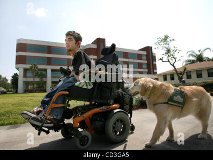 043008 SC incontrato KALLEN (1d4) Personale fotografia di Bob Shanley/Palm Beach post 0052343A con una storia di Kim Miller---DAVIE.--------Dorian Kallen (CQ) sarà promosso dalla Florida Atlantic University il venerdì. Qui abbiamo incontrato lui su dell università campus Davie, venerdì come ha fatto il suo modo per un esame finale con è Foto Stock