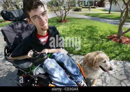 043008 SC incontrato KALLEN (4d4) Personale fotografia di Bob Shanley/Palm Beach post 0052343A con una storia di Kim Miller---DAVIE.--------Dorian Kallen (CQ) sarà promosso dalla Florida Atlantic University il venerdì. Qui abbiamo incontrato lui su dell università campus Davie, venerdì come ha fatto il suo modo per un esame finale con è Foto Stock