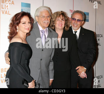 Maggio 01, 2008 - Palm Beach, CA, Stati Uniti d'America - cantante GLORIA ESTEFAN,musicista JOHNNY PACHECO con sua moglie e Emilio Estefan presso la New York premiere del '90 Miglia il documentario" tenutosi nel corso della settima edizione del festival Tribeca Film Festival al Tribeca Performing Arts Center. (Credito Immagine: © Nancy Kaszerman/ZUMA Press) Foto Stock