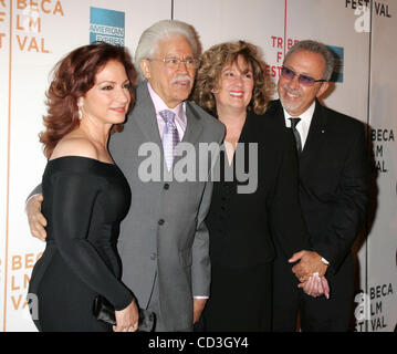 Maggio 01, 2008 - Palm Beach, CA, Stati Uniti d'America - cantante GLORIA ESTEFAN,musicista JOHNNY PACHECO con sua moglie e Emilio Estefan presso la New York premiere del '90 Miglia il documentario" tenutosi nel corso della settima edizione del festival Tribeca Film Festival al Tribeca Performing Arts Center. (Credito Immagine: © Nancy Kaszerman/ZUMA Press) Foto Stock