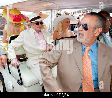 "Playboy" fondatore Hugh Hefner (retro) e "Le ragazze della porta accanto " star Holly Madison cavalcava un golf cart dal tappeto rosso nella tribuna durante la 134in esecuzione del Derby del Kentucky sabato 3 maggio 2008, a Churchill Downs, Louisville, KY. Foto di Charles Bertram | Staff Foto Stock