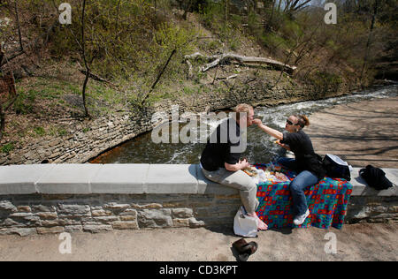 RENEE JONES SCHNEIDER â€¢ reneejones@startribune.com Minneapolis, MN - 5/5/08 - Justin Grecco e Silvano DeYoung, entrambi i cuochi locali, ha preso una pausa dalle loro cucine per godere di un picnic su un ponte al di sopra del Minnehaha Falls Creek. Le mura lungo il torrente dietro di loro sono fatiscenti particolarmente a b Foto Stock