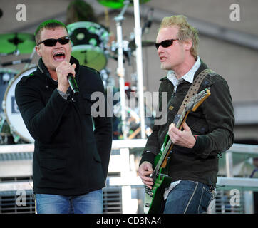 18 maggio 2008 - Columbus, Ohio, Stati Uniti d'America - cantante BRAD ARNOLD e il chitarrista MATT ROBERTS della banda a 3 porte si esibisce dal vivo come parte della seconda edizione di Rock sulla gamma Music Festival che è tenuto a Columbus Crew Stadium. Copyright 2008 Jason Moore. Credito: Jason Moore Foto Stock