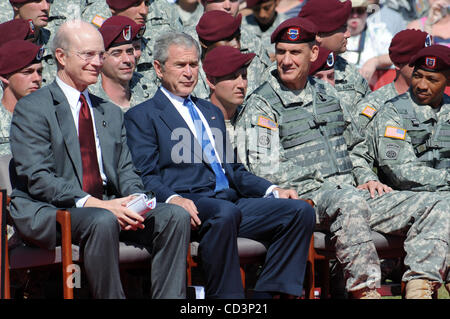 22 maggio 2008 - Fort Bragg, North Carolina, Stati Uniti d'America - (L-R) segretario dell'esercito PETE GEREN, Presidente George W Bush e comandando il maggiore generale DAVID RODRIGUEZ visite con esercito degli Stati Uniti soldati provenienti da Fort Bragg Base Militare home della ottantaduesima Airborne Division. Il presidente Bush ha parlato di soldati USA Foto Stock