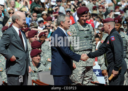 22 maggio 2008 - Fort Bragg, North Carolina, Stati Uniti d'America - (L-R) segretario dell'esercito PETE GEREN, Presidente George W Bush e comandando il maggiore generale DAVID RODRIGUEZ visite con esercito degli Stati Uniti soldati provenienti da Fort Bragg Base Militare home della ottantaduesima Airborne Division. Il presidente Bush ha parlato di soldati USA Foto Stock