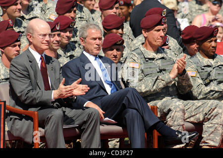 22 maggio 2008 - Fort Bragg, North Carolina, Stati Uniti d'America - (L-R) segretario dell'esercito PETE GEREN, Presidente George W Bush e comandando il maggiore generale DAVID RODRIGUEZ visite con esercito degli Stati Uniti soldati provenienti da Fort Bragg Base Militare home della ottantaduesima Airborne Division. Il presidente Bush ha parlato di soldati USA Foto Stock