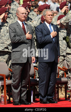 22 maggio 2008 - Fort Bragg, North Carolina, Stati Uniti d'America - (L-R) segretario dell'esercito PETE GEREN e il Presidente George W Bush visita con l esercito degli Stati Uniti soldati provenienti da Fort Bragg Base Militare home della ottantaduesima Airborne Division. Il Presidente Bush ci ha parlato di soldati a Pike campo come parte del All-American Foto Stock