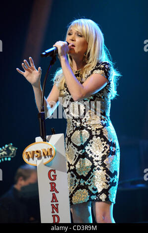 Giu 3, 2008 - Nashville, Tennessee, Stati Uniti d'America - cantante Carrie Underwood suona dal vivo al Grand Ole Opry situato a Nashville. Copyright 2008 Jason Moore. Credito: Jason Moore Foto Stock