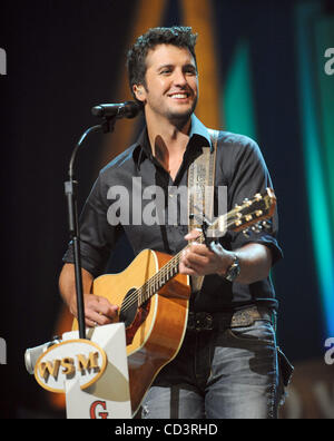 Giu 3, 2008 - Nashville, Tennessee, Stati Uniti d'America - musicista LUCA BRYAN suona dal vivo al Grand Ole Opry situato a Nashville. Copyright 2008 Jason Moore. Credito: Jason Moore Foto Stock