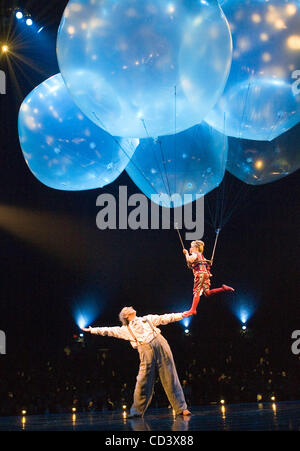 Guay Pierre-Phillipe invia Valentyna Pahlevanyan lungo il suo cammino nella danza di elio del Cirque du Soleil Corteo durante la prova generale mostrano per il Corteo di una settimana a correre in Vancouver, British Columbia, 11 giugno 2008. (UPI foto/Heinz Ruckemann) Foto Stock