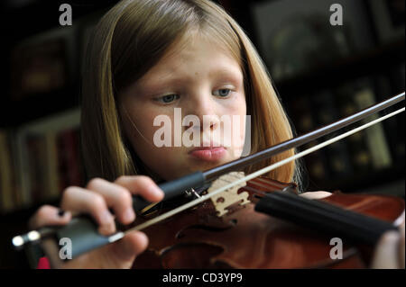 IN Indianapolis -- Otto anni di Alyssa pratiche invernali il suo violino a casa ogni giorno e tiene lezioni private da una relativa quando lei può. Mentre i programmi musicali vengono rifilati o tagliare interamente nelle scuole pubbliche in tutto il paese, determinato gli studenti troveranno un modo per imparare a suonare il musical instrum Foto Stock