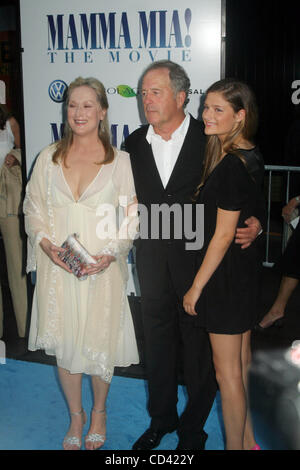 Luglio 16, 2008 - New York New York, Stati Uniti - K59038ML.PREMIERE DI ''Mamma MIA'' al Teatro Ziegfeld NEW YORK New York 07-16-2008. - MERYL STREEP con mio marito DON GUMMER E LA FIGLIA GRAZIA GUMMER(Immagine di credito: Â© Mitchell Levy/Globe foto/ZUMAPRESS.com) Foto Stock