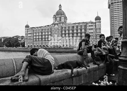 Agosto 16, 2008 - Mumbai, India - un senzatetto uomo dorme nella parte anteriore dell'opulenta Taj Mahal Palace e Tower Hotel. L'hotel è un simbolo della società glamour a Mumbai e luogo di incontro per Bollywood stelle. Foto Stock