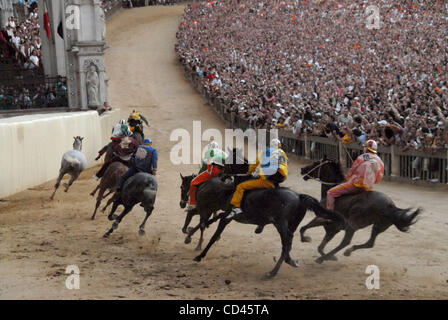 Aug 16, 2008 - Siena, Toscana, Italia - Ogni primo giorno del mese di luglio e ogni 16 del mese di agosto in Siena, una antica e bella città nella regione Toscana nel midle dell'Italia, si celebra la più importante e tipico evento medievale: il Palio. Il Palio è uno storico secolare tradizione strettamente conne Foto Stock