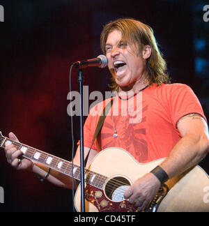 Il cantante e attore Billy Ray Cyrus esegue una grande folla vocale durante il primo concerto della notte estiva serie di concerti del 2008 Pacific National Exhibition (PNE) Fiera in Vancouver, British Columbia, Agosto 17, 2008. (UPI foto/Heinz Ruckemann) Foto Stock