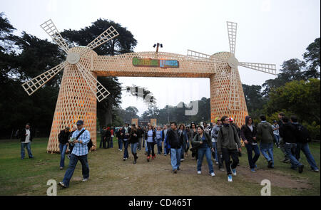 22 ago 2008 - San Francisco, California USA - Una panoramica generale dell'atmosfera alla prima relazione annuale al di fuori di terre Music & Arts Festival. Il festival di tre giorni che si sta svolgendo presso il Golden Gate Park attirano migliaia di appassionati di musica di vedere una varietà di artista in più stadi. Copyr Foto Stock