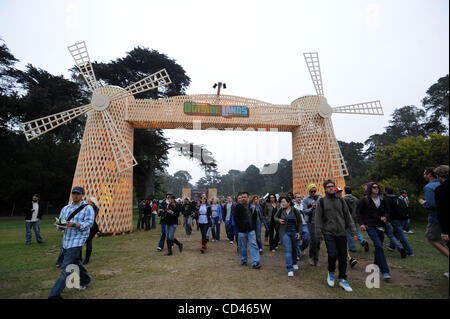 22 ago 2008 - San Francisco, California USA - Una panoramica generale dell'atmosfera alla prima relazione annuale al di fuori di terre Music & Arts Festival. Il festival di tre giorni che si sta svolgendo presso il Golden Gate Park attirano migliaia di appassionati di musica di vedere una varietà di artista in più stadi. Copyr Foto Stock