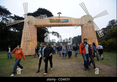 22 ago 2008 - San Francisco, California USA - Una panoramica generale dell'atmosfera alla prima relazione annuale al di fuori di terre Music & Arts Festival. Il festival di tre giorni che si sta svolgendo presso il Golden Gate Park attirano migliaia di appassionati di musica di vedere una varietà di artista in più stadi. Copyr Foto Stock