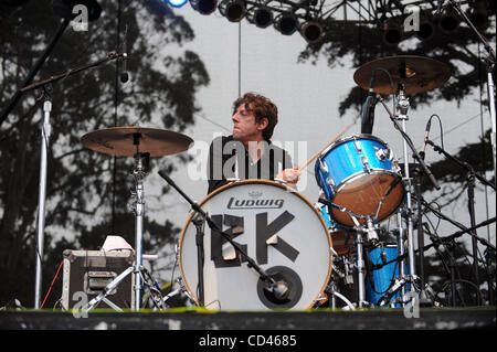 22 ago 2008 - San Francisco, California USA - il batterista PATRICK CARNEY banda i tasti neri si esibisce dal vivo presso la prima relazione annuale al di fuori di terre Music & Arts Festival. Il festival di tre giorni che si sta svolgendo presso il Golden Gate Park attirano migliaia di appassionati di musica di vedere una varietà di artista Foto Stock