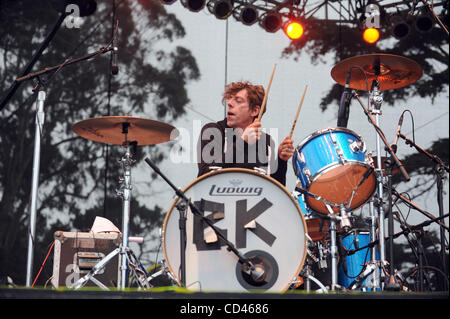 22 ago 2008 - San Francisco, California USA - il batterista PATRICK CARNEY banda i tasti neri si esibisce dal vivo presso la prima relazione annuale al di fuori di terre Music & Arts Festival. Il festival di tre giorni che si sta svolgendo presso il Golden Gate Park attirano migliaia di appassionati di musica di vedere una varietà di artista Foto Stock