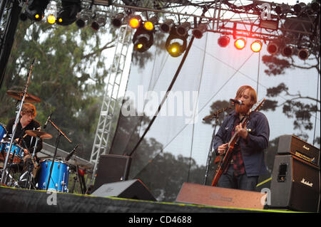 22 ago 2008 - San Francisco, California USA - il batterista PATRICK CARNEY e cantante / chitarrista DAN AUERBACH della banda i tasti neri si esibisce dal vivo presso la prima relazione annuale al di fuori di terre Music & Arts Festival. Il festival di tre giorni che si sta svolgendo presso il Golden Gate Park attirano migliaia di m Foto Stock