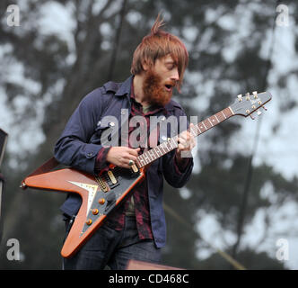 22 ago 2008 - San Francisco, California USA - cantante / chitarrista DAN AUERBACH della banda i tasti neri si esibisce dal vivo presso la prima relazione annuale al di fuori di terre Music & Arts Festival. Il festival di tre giorni che si sta svolgendo presso il Golden Gate Park attirano migliaia di appassionati di musica per vedere una varietà Foto Stock