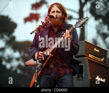 22 ago 2008 - San Francisco, California USA - cantante / chitarrista DAN AUERBACH della banda i tasti neri si esibisce dal vivo presso la prima relazione annuale al di fuori di terre Music & Arts Festival. Il festival di tre giorni che si sta svolgendo presso il Golden Gate Park attirano migliaia di appassionati di musica per vedere una varietà Foto Stock