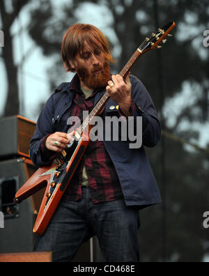 22 ago 2008 - San Francisco, California USA - cantante / chitarrista DAN AUERBACH della banda i tasti neri si esibisce dal vivo presso la prima relazione annuale al di fuori di terre Music & Arts Festival. Il festival di tre giorni che si sta svolgendo presso il Golden Gate Park attirano migliaia di appassionati di musica per vedere una varietà Foto Stock