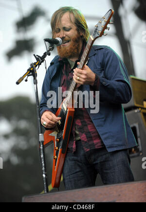 22 ago 2008 - San Francisco, California USA - cantante / chitarrista DAN AUERBACH della banda i tasti neri si esibisce dal vivo presso la prima relazione annuale al di fuori di terre Music & Arts Festival. Il festival di tre giorni che si sta svolgendo presso il Golden Gate Park attirano migliaia di appassionati di musica per vedere una varietà Foto Stock