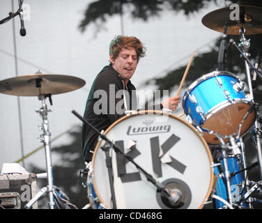 22 ago 2008 - San Francisco, California USA - il batterista PATRICK CARNEY banda i tasti neri si esibisce dal vivo presso la prima relazione annuale al di fuori di terre Music & Arts Festival. Il festival di tre giorni che si sta svolgendo presso il Golden Gate Park attirano migliaia di appassionati di musica di vedere una varietà di artista Foto Stock